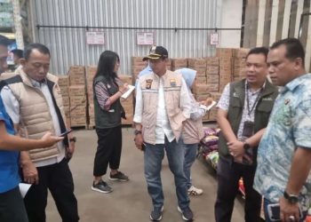 Dirreskrimsus Polda Jambi Kombes Pol Taufik Nurmandia, S.I.K., M.H., didampingi Kasubdit I Indagsi AKBP Hernawan Rizky Yudhantoro, S.H., S.I.K., M.I.K.i memantau harga beras di salah satu gudang distributor di Kota Jambi, Jumat (24/10/2025). (Dok. Nahar)