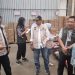 Dirreskrimsus Polda Jambi Kombes Pol Taufik Nurmandia, S.I.K., M.H., didampingi Kasubdit I Indagsi AKBP Hernawan Rizky Yudhantoro, S.H., S.I.K., M.I.K.i memantau harga beras di salah satu gudang distributor di Kota Jambi, Jumat (24/10/2025). (Dok. Nahar)