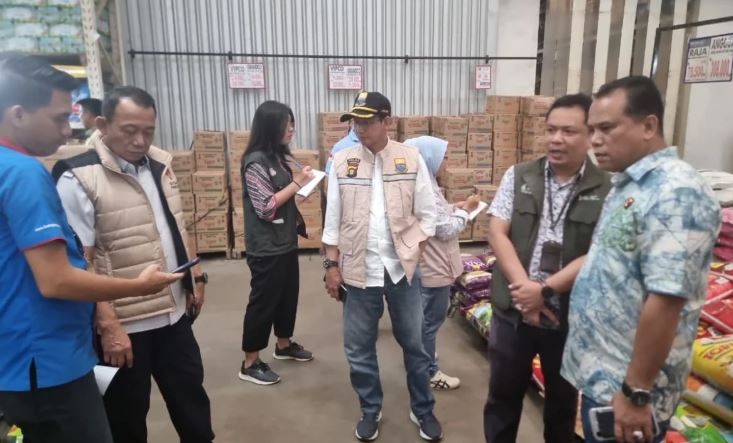 Dirreskrimsus Polda Jambi Kombes Pol Taufik Nurmandia, S.I.K., M.H., didampingi Kasubdit I Indagsi AKBP Hernawan Rizky Yudhantoro, S.H., S.I.K., M.I.K.i memantau harga beras di salah satu gudang distributor di Kota Jambi, Jumat (24/10/2025). (Dok. Nahar)