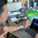 Kepala Dinas Komunikasi dan Informatika Kota Jambi, Saleh Ridha, menunjukkan tampilan Aplikasi SIPOLAR yang digunakan untuk memantau distribusi solar bersubsidi di Kota Jambi, Jumat (24/10/2025). (Dok. Daus)