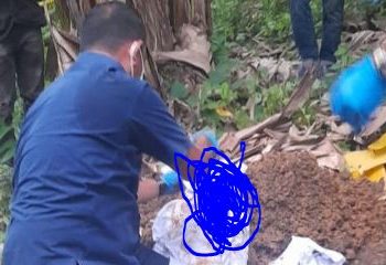 Petugas kepolisian melakukan penggalian di lokasi penemuan jasad bayi di kebun pisang, Kelurahan Kenali Besar, Kecamatan Alam Barajo, Kota Jambi, Jumat (24/10/2025). (Dok, nahar)