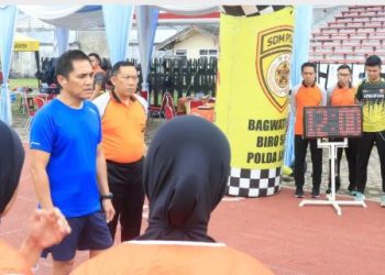 Kapolda Jambi Irjen Pol Krisno H. Siregar meninjau langsung pelaksanaan Uji Kesamaptaan Jasmani (UKJ) Sespimmen Polri 2025 di Stadion Tri Lomba Juang KONI Jambi, Jumat (24/10/2025). (Dok, Nahar)