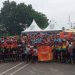 Ratusan atlet muda dari berbagai daerah berpose bersama usai berlaga di Kejuaraan Sepatu Roda Piala Wali Kota Jambi 2025 di halaman Mako Damkar Kota Jambi. (Dok. Daus)