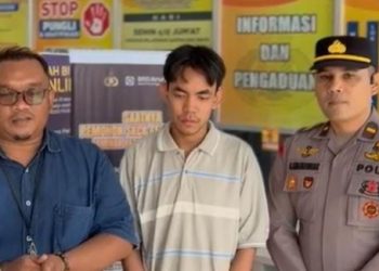 Kapolres Merangin AKBP Kiki Firmansyah Efendi (kanan) bersama IPDA Boni Untung Tua (kiri) dan Jefri Arman (tengah) usai proses penemuan warga yang sempat dilaporkan hilang. Tim PAMAPTA III Polres Merangin bergerak cepat memastikan keselamatan warga. (Foto: Dok. Polres Merangin)