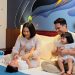 Suasana hangat keluarga saat menikmati kamar tematik di Rumah Kito Resort Hotel Jambi. Hotel ini menghadirkan berbagai tema kamar ramah anak, seperti Astronot, Mermaid, Pororo, dan Dinosaurus. (Dok. Rumah Kito)