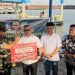Wakil Gubernur Kepulauan Riau Nyanyang Haris Pratamura menyerahkan secara simbolis satu unit boat pancung berbahan fiber kepada Komandan Kodim 0316/Batam Letkol Arh Yan Eka Putra di Pelabuhan Pancung Sekupang, Kota Batam, Jumat (1/8/2025). (Dok. Ikram)