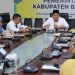 Bupati Bintan Roby Kurniawan memimpin pertemuan bersama jajaran pengurus Lembaga Adat Melayu (LAM) Kabupaten Bintan Masa Khidmat 2025–2030 di Ruang Rapat Bawah Kantor Bapperida Bintan, Jumat (18/7/2025). (Dok Ikram)