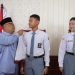 Wakil Gubernur Kepulauan Riau Nyanyang Haris Pratamura mengenakan jaket resmi Paskibraka Provinsi Kepri kepada Bagas Yudha Pratama, calon Pasukan Pengibar Bendera Pusaka (Paskibraka) Tingkat Nasional tahun 2025 asal Kabupaten Karimun, di Kantor Gubernur Kepri, Pulau Dompak, Tanjungpinang, Jumat (11/7/2025). (Dok. Ikram)