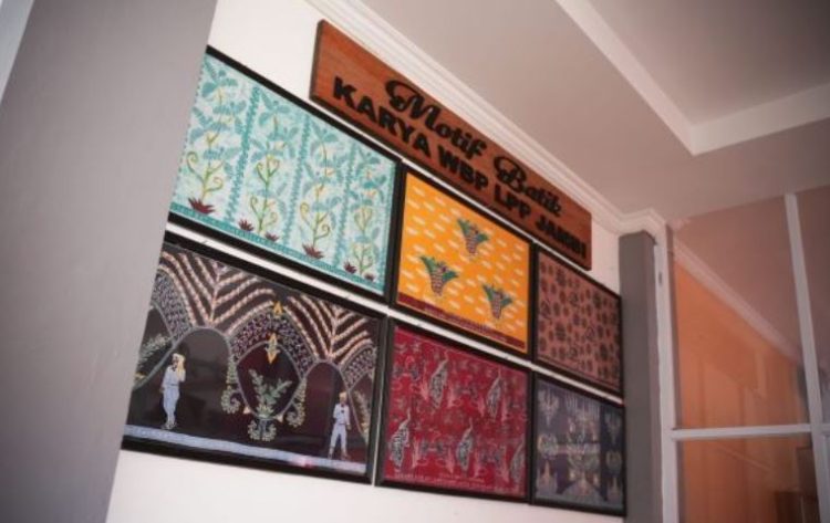 Deretan batik karya warga binaan Lapas Perempuan Kelas IIB Jambi hasil binaan PHR Regional 1 Sumatra yang dipamerkan pada momentum Hari Batik Nasional. (Dok. PHR)