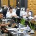 Bupati Bintan Roby Kurniawan memimpin ekspose hasil Kajian Pemekaran Kecamatan Bintan Timur di Ruang Rapat II Bandar Seri Bentan, Rabu (15/10/2025). Kegiatan tersebut dihadiri unsur pimpinan OPD, camat, lurah, serta perwakilan STISIPOL Raja Haji sebagai mitra penyusun kajian. (Foto: Diskominfo Bintan)
