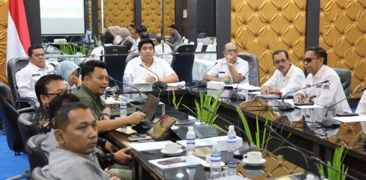 Bupati Bintan Roby Kurniawan memimpin ekspose hasil Kajian Pemekaran Kecamatan Bintan Timur di Ruang Rapat II Bandar Seri Bentan, Rabu (15/10/2025). Kegiatan tersebut dihadiri unsur pimpinan OPD, camat, lurah, serta perwakilan STISIPOL Raja Haji sebagai mitra penyusun kajian. (Foto: Diskominfo Bintan)