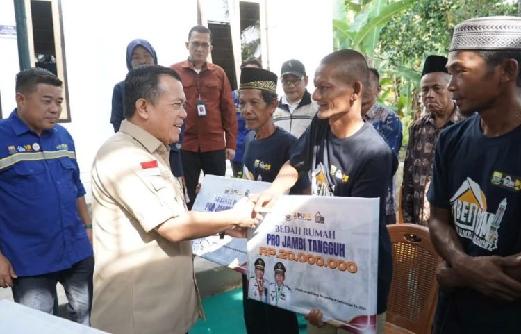 Gubernur Jambi Al Haris menyerahkan simbolis bantuan Program Bedah Rumah Pro Jambi Tangguh senilai Rp20 juta kepada warga penerima manfaat di Desa Batin, Kecamatan Bajubang, Kabupaten Batanghari, Minggu (5/10/2025). (Foto: Dok. Pemprov Jambi)