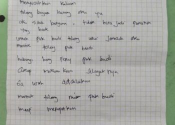 Surat tulisan tangan yang diduga ditinggalkan Ridho sebelum mengakhiri hidupnya di rumahnya, Kelurahan Sulanjana, Kecamatan Jambi Timur, Senin (27/10/2025) malam. (Foto: Dok. Warga)