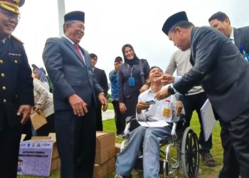 Gubernur Jambi Al Haris menyerahkan bantuan pendidikan Program Dumisake 2025 kepada siswa berkebutuhan khusus di Kota Jambi, usai upacara Hari Sumpah Pemuda di lapangan Kantor Gubernur Jambi, Selasa (28/10/2025). (Foto:Stepanus)