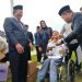 Gubernur Jambi Al Haris menyerahkan bantuan pendidikan Program Dumisake 2025 kepada siswa berkebutuhan khusus di Kota Jambi, usai upacara Hari Sumpah Pemuda di lapangan Kantor Gubernur Jambi, Selasa (28/10/2025). (Foto:Stepanus)