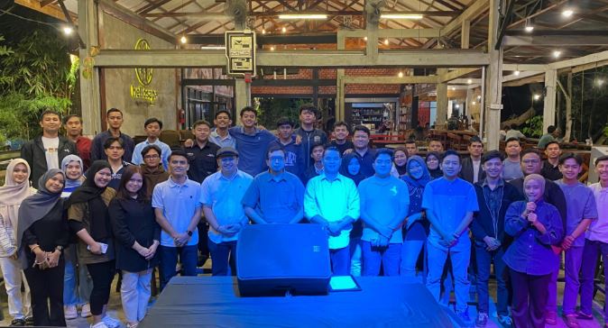 Para peserta dan narasumber berfoto bersama dalam kegiatan Diskusi Kebangsaan bertajuk “Setahun Kepemimpinan Prabowo–Gibran di salah satu kafe di Kota Jambi, Sabtu (26/10/2025). (Foto: Stepanus)