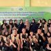 Mahasiswa UBR Jambi berpose bersama seusai kegiatan Pemberdayaan Masyarakat dan Kelompok Nelayan Sehat Produktif Berbasis Aplikasi Digital di Desa Majelis Hidayah, Kabupaten Tanjung Jabung Timur, Senin (27/10/2025). (Dok. Daus)