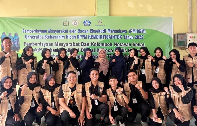 Mahasiswa UBR Jambi berpose bersama seusai kegiatan Pemberdayaan Masyarakat dan Kelompok Nelayan Sehat Produktif Berbasis Aplikasi Digital di Desa Majelis Hidayah, Kabupaten Tanjung Jabung Timur, Senin (27/10/2025). (Dok. Daus)