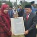 Gubernur Jambi Al Haris menyerahkan piagam penghargaan kepada salah satu pemuda berprestasi dalam upacara peringatan Hari Sumpah Pemuda ke-97 di Lapangan Kantor Gubernur Jambi, Senin (28/10/2025).