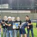 Plt Kadinkes Provinsi Jambi Syafri Mail menyerahkan hadiah dan piala bergilir kepada tim Dinkes Muaro Jambi usai memenangkan final Turnamen Mini Soccer HKN ke-61 di Lapangan Sepadan Lane, Kota Jambi, Selasa (28/10/2025) malam. (Dok, Daus)