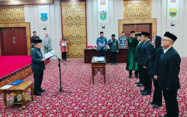 Gubernur Jambi Al Haris memimpin pengambilan sumpah jabatan empat pejabat eselon II hasil seleksi terbuka di Aula Kantor Gubernur Jambi, Kamis (30/10/2025). (Dok Stepanus)