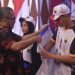 Sekretaris Daerah Provinsi Jambi Sudirman menyematkan atribut kepada salah satu atlet kontingen Jambi saat pelepasan peserta Pekan Olahraga Pelajar Nasional (POPNAS) XVII Tahun 2025 di Auditorium Rumah Dinas Gubernur Jambi, Kamis (30/10/2025). (Dok, Daus)