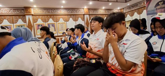 Para atlet disabilitas pelajar Provinsi Jambi berdoa bersama sebelum diberangkatkan ke Jakarta untuk mengikuti Pekan Paralimpiade Pelajar Nasional (PEPARPENAS) XI Tahun 2025, di Rumah Dinas Gubernur Jambi, Kamis (30/10/2025). (Dok. Daus)