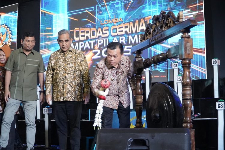 Gubernur Jambi Al Haris didampingi Ketua MPR RI Ahmad Muzani memukul gong sebagai tanda dibukanya Lomba Cerdas Cermat Empat Pilar Kebangsaan Tingkat Provinsi Jambi di Swiss-Belhotel, Kota Jambi, Sabtu (4/10/2025). (Dok.Erit kominfo)