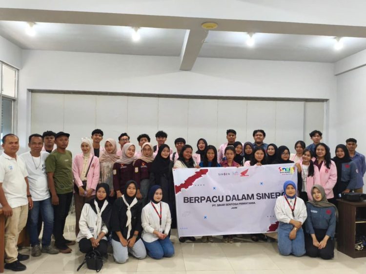 Mahasiswa Universitas Dinamika Bangsa (UNAMA) berfoto bersama tim PT Sinar Sentosa Primatama (Dok.sinsen)