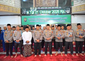 Wakapolda Jambi Brigjen Pol M. Mustaqim poto bersama usai menyerahkan Mushaf Al-Qur’an kepada perwakilan PNPP di Masjid Al Ikhlas Polda Jambi, Kamis (23/10/2025). (Dok.Nahar)