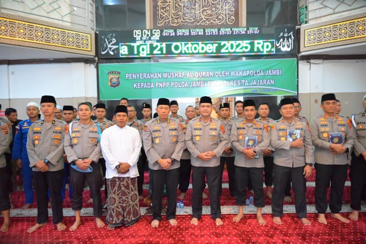 Wakapolda Jambi Brigjen Pol M. Mustaqim poto bersama usai menyerahkan Mushaf Al-Qur’an kepada perwakilan PNPP di Masjid Al Ikhlas Polda Jambi, Kamis (23/10/2025). (Dok.Nahar)