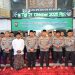Wakapolda Jambi Brigjen Pol M. Mustaqim poto bersama usai menyerahkan Mushaf Al-Qur’an kepada perwakilan PNPP di Masjid Al Ikhlas Polda Jambi, Kamis (23/10/2025). (Dok.Nahar)