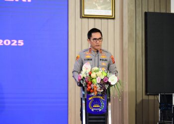 Kapolda Jambi Irjen Pol Krisno H. Siregar menyampaikan sambutan pada acara syukuran HKGB ke-73 di Gedung Siginjai Mapolda Jambi, Kamis (23/10/2025). (Dok.Humas)