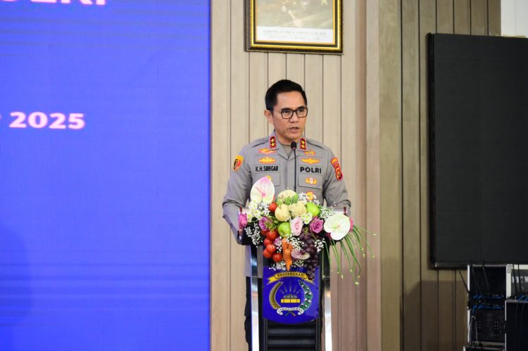 Kapolda Jambi Irjen Pol Krisno H. Siregar menyampaikan sambutan pada acara syukuran HKGB ke-73 di Gedung Siginjai Mapolda Jambi, Kamis (23/10/2025). (Dok.Humas)