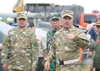 Bupati Kerinci Monadi (kedua dari kanan) memimpin Apel Kesiapsiagaan Bencana Hidrometeorologi Tahun 2025 di Lapangan Kantor Bupati Bukit Tengah, Kamis (23/10/2025).(Dok.Deko)