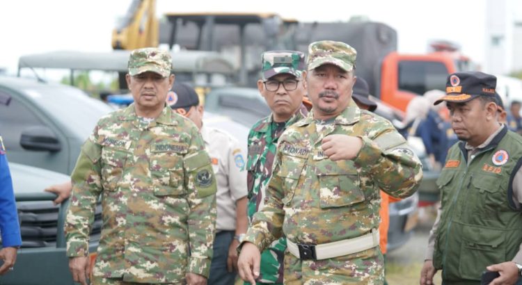 Bupati Kerinci Monadi (kedua dari kanan) memimpin Apel Kesiapsiagaan Bencana Hidrometeorologi Tahun 2025 di Lapangan Kantor Bupati Bukit Tengah, Kamis (23/10/2025).(Dok.Deko)
