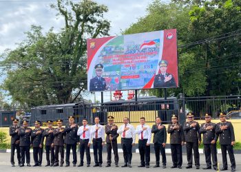 Sejumlah pejabat Polresta Bengkulu berfoto bersama usai deklarasi penandatanganan pakta integritas Satker Bebas Narkoba, Rabu (1/10/2025). (Dok. Humas)