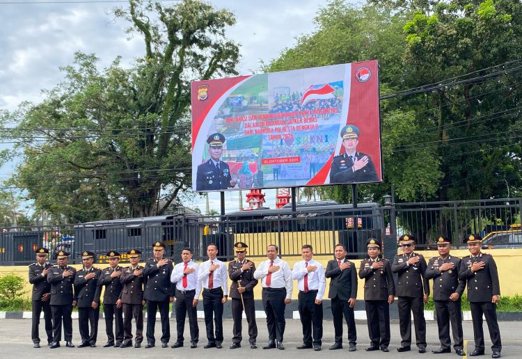 Sejumlah pejabat Polresta Bengkulu berfoto bersama usai deklarasi penandatanganan pakta integritas Satker Bebas Narkoba, Rabu (1/10/2025). (Dok. Humas)