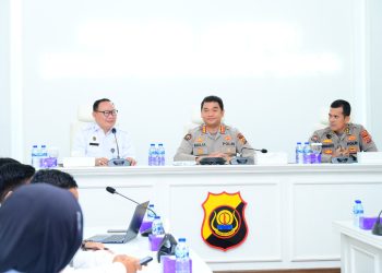 Kabid Humas Polda Jambi Kombes Pol Mulia Prianto bersama pejabat Ditjen Imigrasi Kanwil Jambi saat audiensi sosialisasi portal Pelangi Imigrasi di Mapolda Jambi, Rabu (1/10/2025). (Dok. Humas)