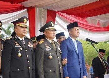 Danrem 042/Gapu Brigjen TNI Heri Purwanto bersama Kapolda Jambi dan Gubernur Jambi Al Haris memberikan penghormatan pada upacara peringatan Hari Kesaktian Pancasila di Lapangan Kantor Gubernur Jambi, Rabu (1/10/2025). (Dok. Nahar)
