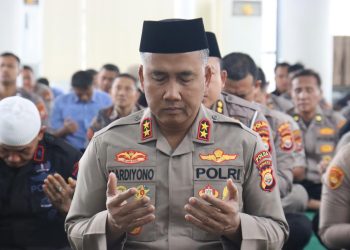 Kapolda Bengkulu Irjen Pol Mardiyono memimpin doa bersama dalam kegiatan Binrohtal lintas agama di Masjid Al-Amin Polda Bengkulu, Kamis (25/9/2025). (Dok. Yola)