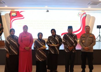 Karo SDM Polda Bengkulu Kombes Pol Sih Harno bersama Ketua PP Polri Daerah Bengkulu dan pengurus Dian Kemala saat peringatan HUT ke-26 Dian Kemala PP Polri di Aula Awaloedin Djamin Polda Bengkulu, Kamis (2/10/2025). (Dok. Yola)