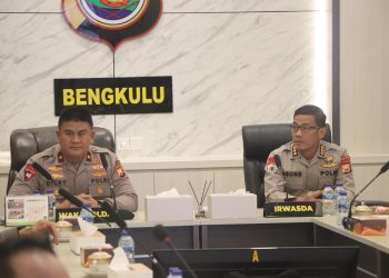Wakapolda Bengkulu Brigjen Pol Dicky Sondani bersama Plt. Irwasda Polda Bengkulu Kombes Pol Agung Kurniawan saat mengikuti Forum Belajar Bersama bertema peningkatan kecerdasan emosional dan spiritual dalam transformasi kultural Polri, Kamis (2/10/2025). (Dok. Yol)