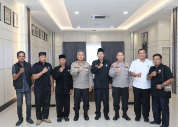 Kapolda Bengkulu Irjen Pol Mardiyono bersama jajaran Polda Bengkulu dan Pengurus PSHT Provinsi Bengkulu saat silaturahmi di ruang tamu Kapolda, Kamis (2/10/2025). (Dok. Yola)