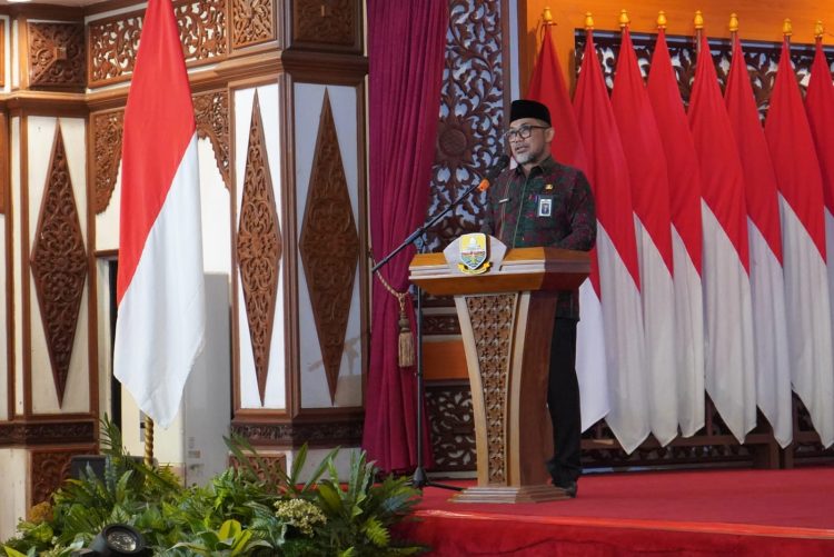 Sekda Provinsi Jambi Dr. H. Sudirman, SH, MH memberikan keterangan kepada wartawan usai melepas kontingen Korpri Jambi ke Pornas XVII 2025 di Auditorium Rumah Dinas Gubernur Jambi, Kamis (2/10/2025). (Dok. Stepanus)