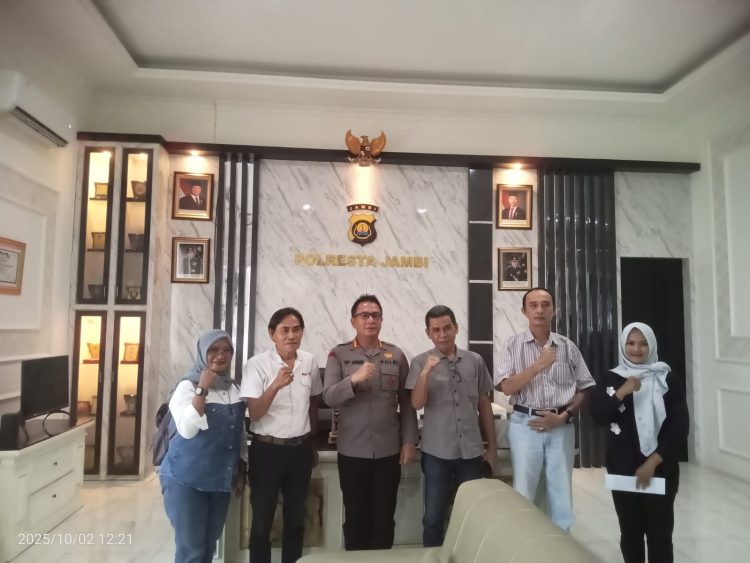 Kapolresta Jambi Kombes Pol Boy Siregar foto bersama pengurus Forum Jurnalis Pendidikan Jambi dan Markas Seniman Jambi usai audiensi di Mapolresta Jambi, Kamis (2/10/2025). (Dok. Nahar)