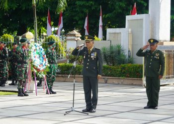 Kasipers Kasrem 042/Gapu Kolonel Arh Agus Setiawan memimpin upacara ziarah nasional dalam rangka HUT TNI ke-80 di Taman Makam Pahlawan Satria Bakti Jambi, Jumat (3/10/2025). (Dok. Nahar)