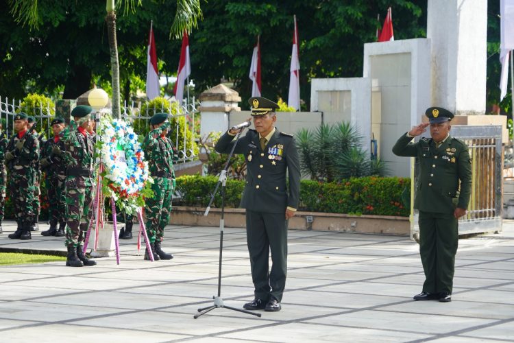 Kasipers Kasrem 042/Gapu Kolonel Arh Agus Setiawan memimpin upacara ziarah nasional dalam rangka HUT TNI ke-80 di Taman Makam Pahlawan Satria Bakti Jambi, Jumat (3/10/2025). (Dok. Nahar)