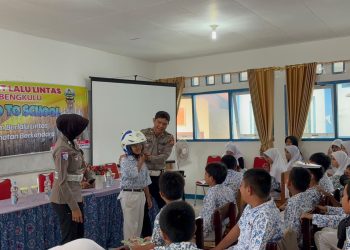 Personel Ditlantas Polda Bengkulu memberikan edukasi keselamatan berlalu lintas kepada siswa SDN 05 Kota Bengkulu melalui program Police Go To School, Jumat (3/10/2025). (Dok. Yola)