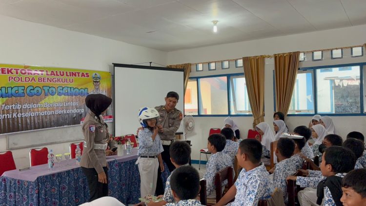 Personel Ditlantas Polda Bengkulu memberikan edukasi keselamatan berlalu lintas kepada siswa SDN 05 Kota Bengkulu melalui program Police Go To School, Jumat (3/10/2025). (Dok. Yola)